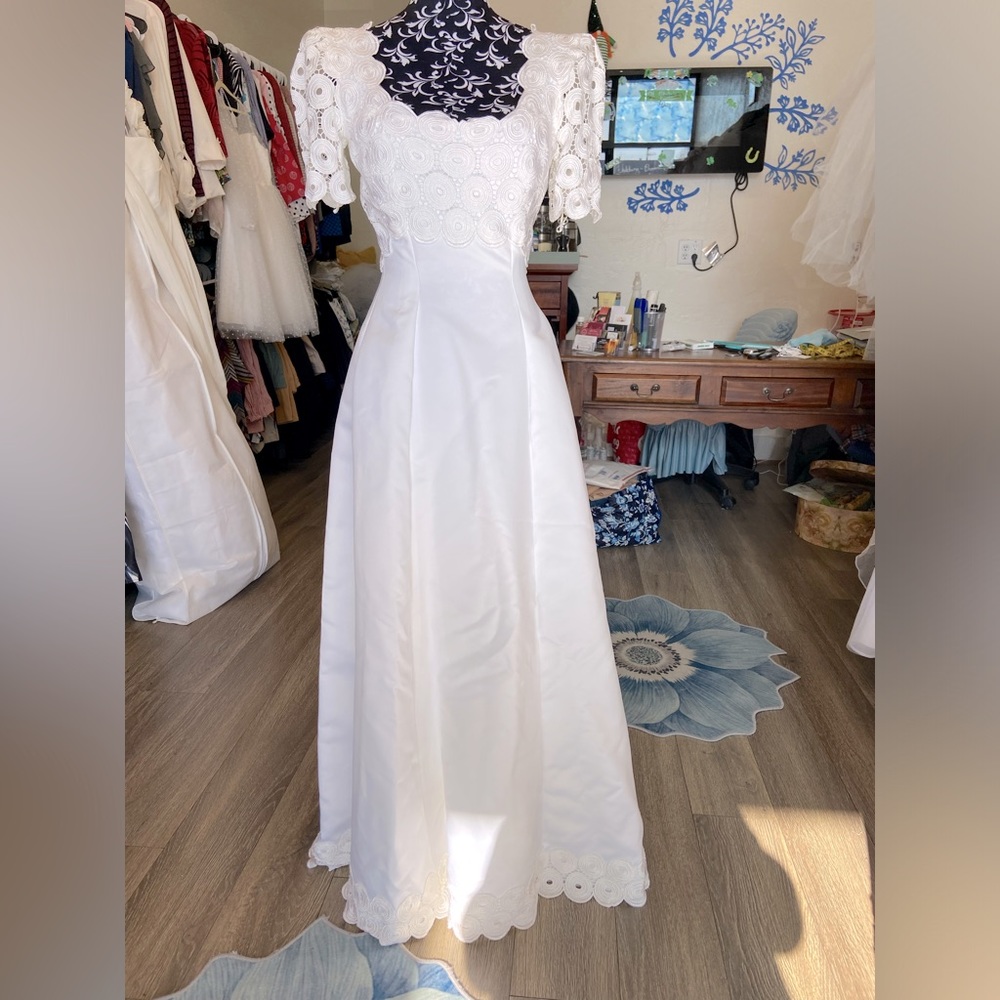 Stunning Wedding Dress w/ Matching Veil